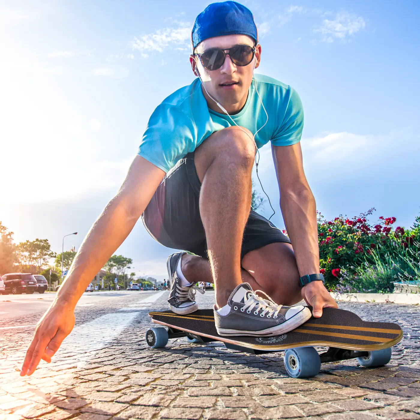 Fahrer auf dem AsVIVA E-Longboard LB2 in der Stadt