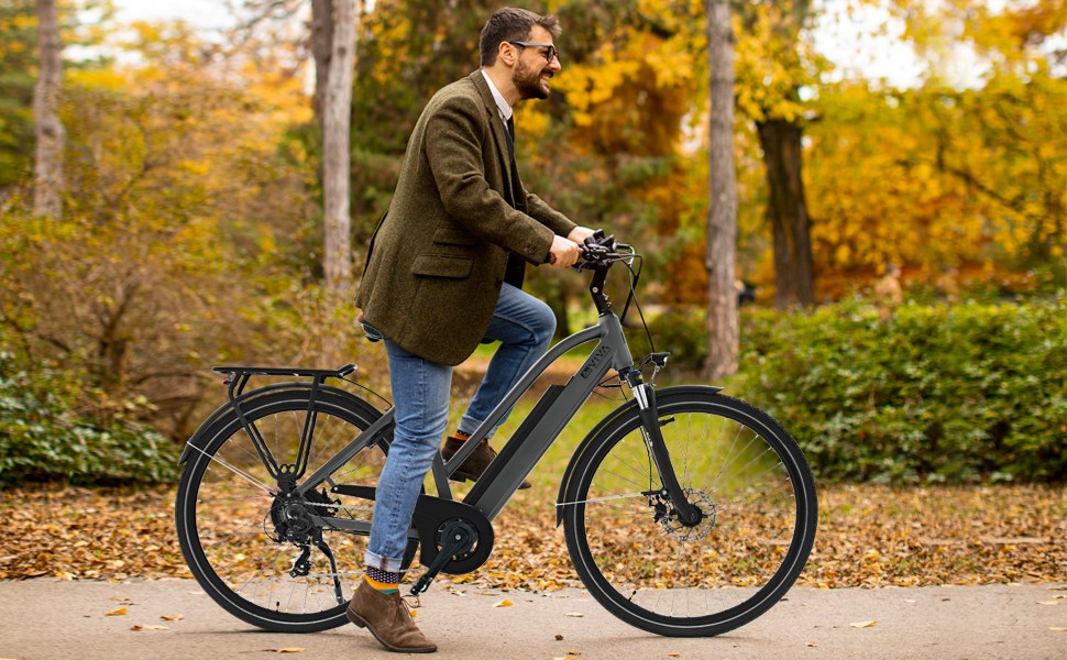 Mężczyzna na rowerze elektrycznym AsVIVA B15 City E-Bike 28 cali w kolorze szarym