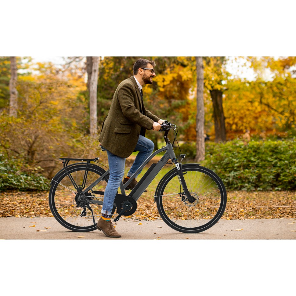 Mężczyzna na rowerze elektrycznym AsVIVA B15 City E-Bike 28 cali w kolorze szarym
