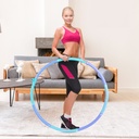 Modelka trenuje z obręczą Hula-Hoop AsVIVA HH1 dla jędrnego, płaskiego brzucha